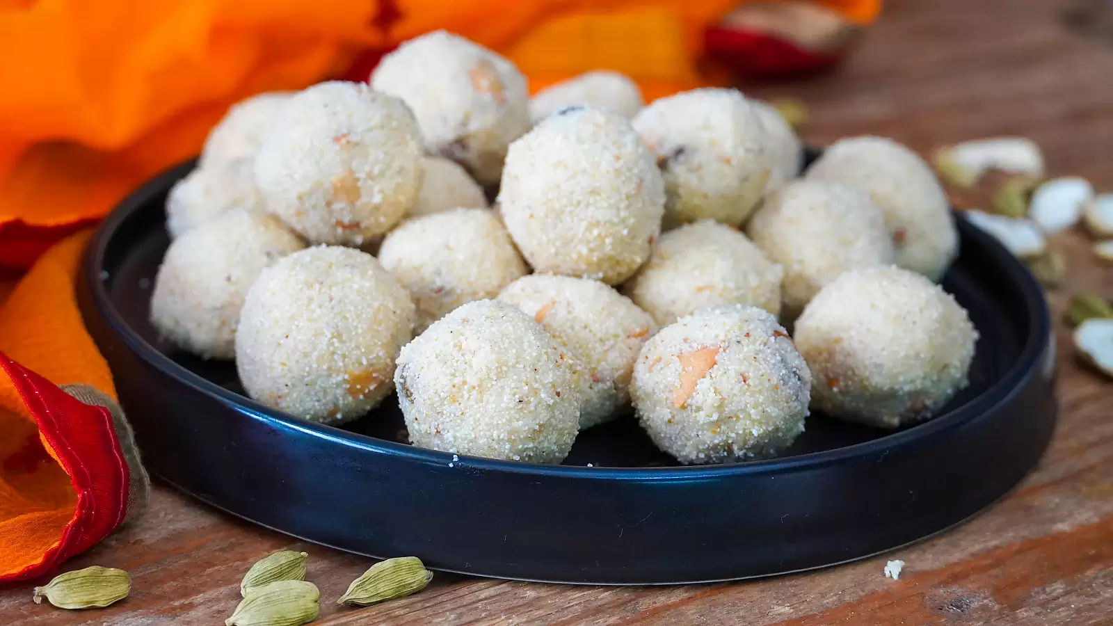 रवा लड्डू: त्योहारों और उत्सवों के लिए एक प्रिय हिंदू मिठाई — Recipes