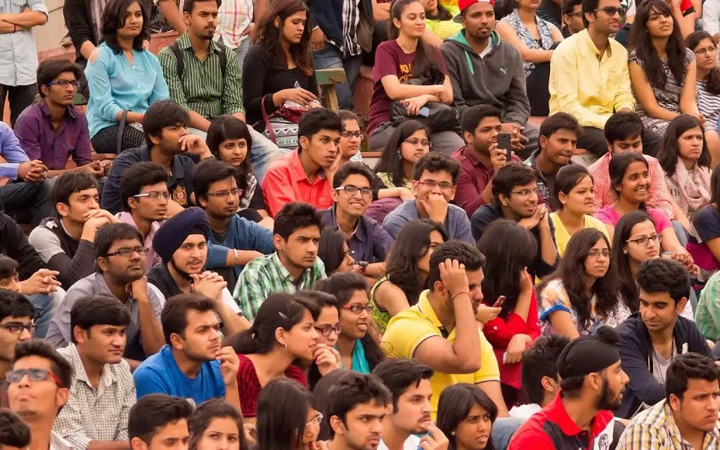 हिंदू युवाओं पर पश्चिमी प्रभाव: आधुनिक जीवनशैली और पारंपरिक मूल्यों में संतुलन — Culture