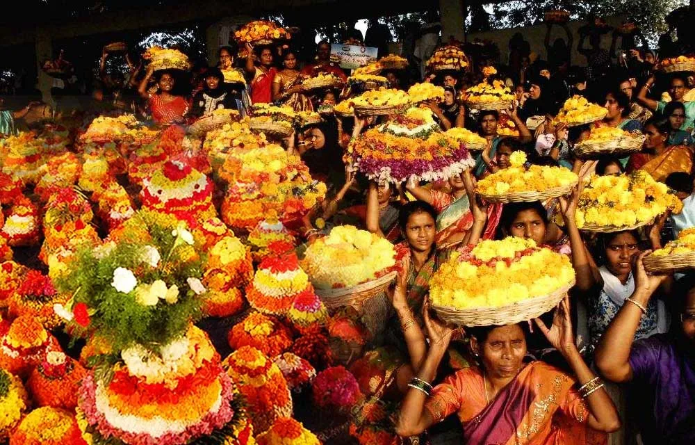 बतुकम्मा और नारी सशक्तिकरण: बहनापे और दृढ़ता की कहानियाँ — Festivals