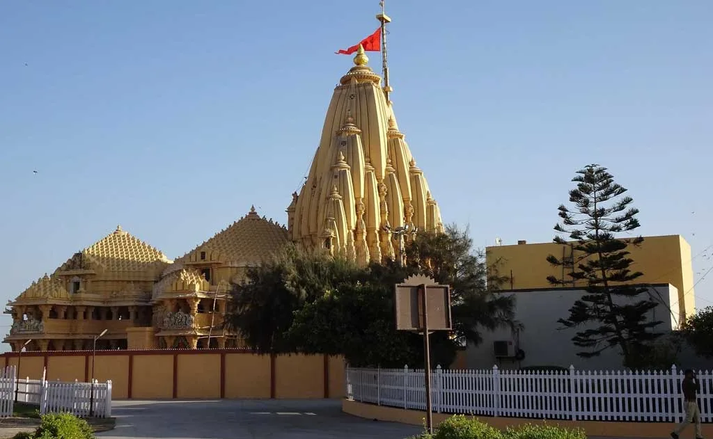 सोमनाथ मंदिर — सूर्यास्त में बलुआ पत्थर की शिखरा