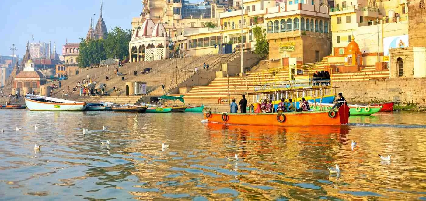 काशी विश्वनाथ: वाराणसी में भगवान शिव के ज्योतिर्लिंग के दिव्य रहस्य और चमत्कार — Temples