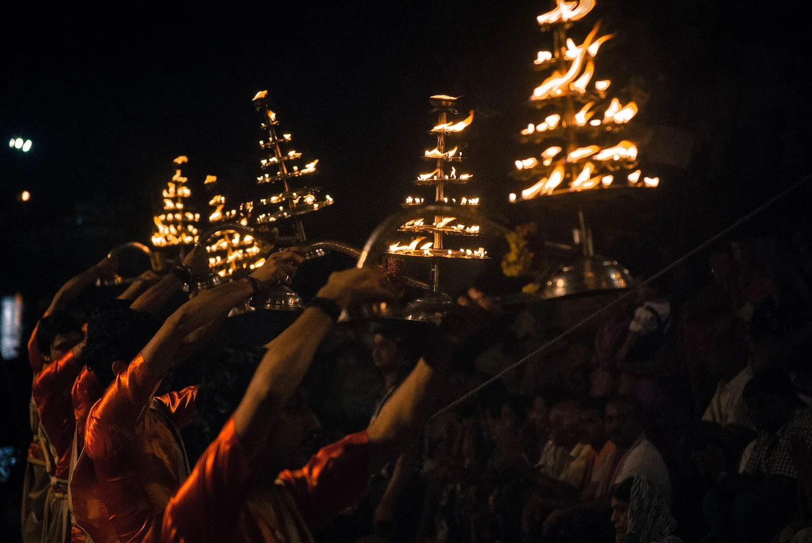 आरती सही तरीके से कैसे करें: विधि, अर्थ, आवश्यक सामग्री और सुरक्षा सुझाव — पूजा, श्लोक और मंत्र