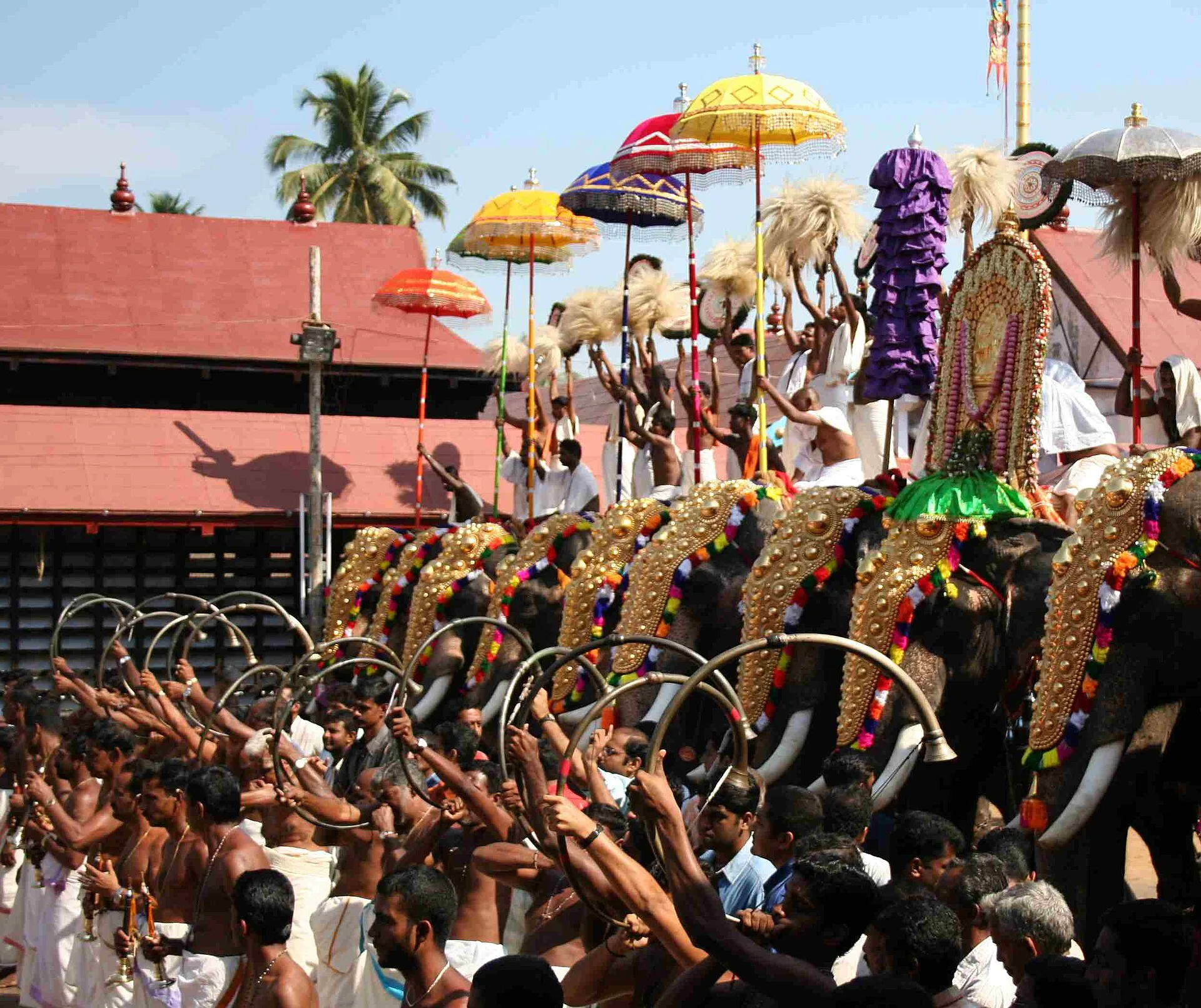 हिंदू मंदिरों में रोबोटिक हाथी और AI: केरल के यांत्रिक गजराज, तिरुमला का AI कमांड सेंटर और इस पर बहस — Hinduism