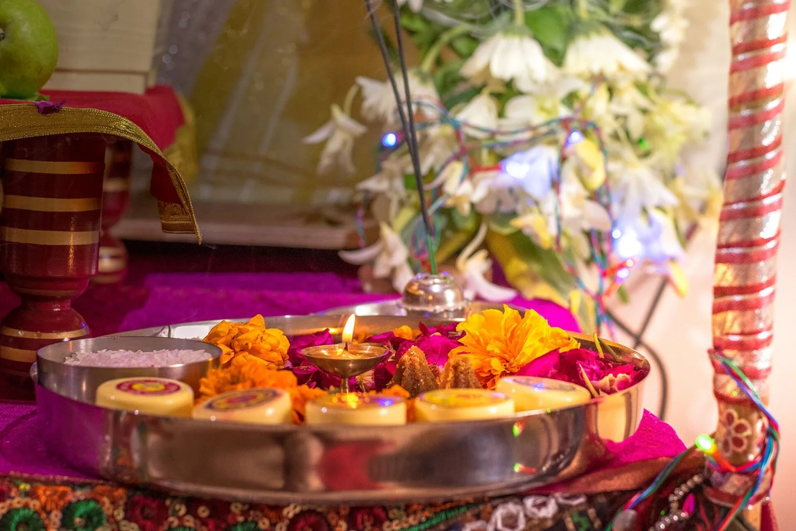 षोडशोपचार पूजा: हिंदू पूजा के 16 चरणों की सरल व्याख्या, घर पर करने का आसान तरीका