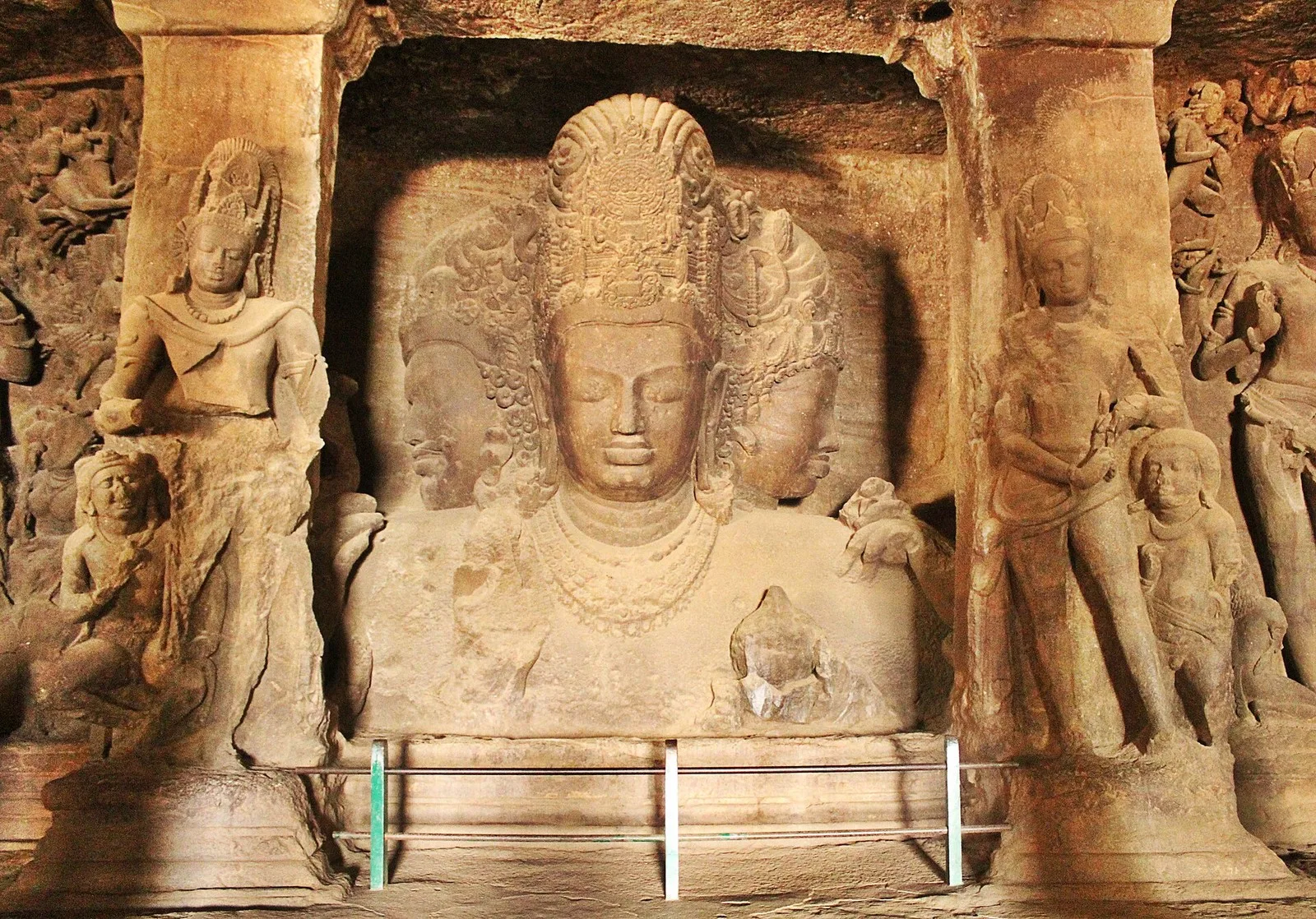 त्रिमूर्ति की सरल व्याख्या: ब्रह्मा, विष्णु और शिव, उनकी भूमिकाएँ, पत्नियाँ और ब्रह्मा के इतने कम मंदिर क्यों हैं — Hinduism
