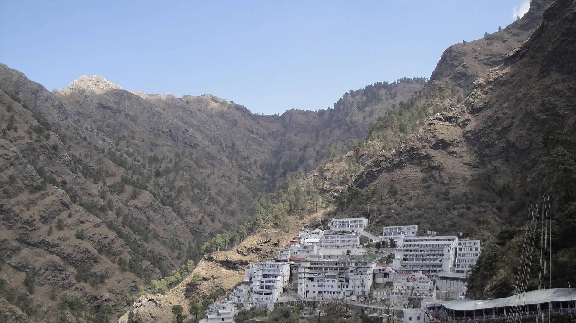 नवरात्रि 2026 (11 से 19 अक्टूबर) में वैष्णो देवी: त्रिकूट धाम, चढ़ाई, भैरों मंदिर और NRI सुझावों के साथ तीर्थयात्रा मार्गदर्शिका — Temples