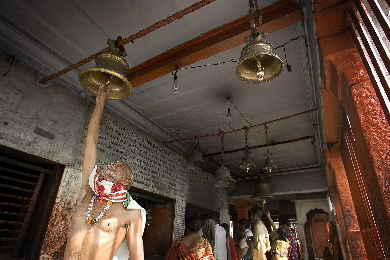 हिंदू मंदिरों में घंटी क्यों बजाई जाती है? पूजा में घंटा, उसका अर्थ और उसे श्रद्धा से कैसे बजाएँ — Hinduism